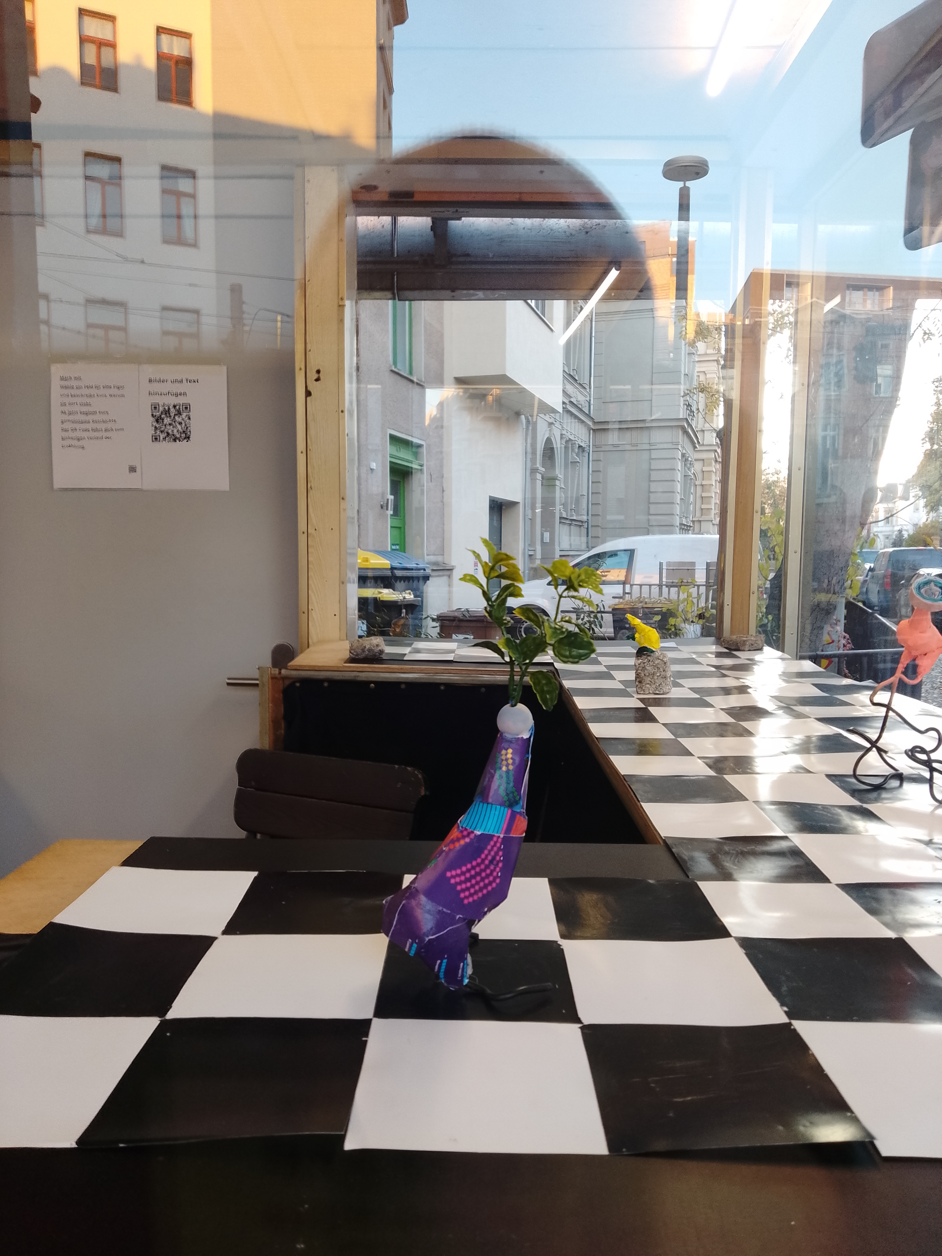 Nichts bewegt sich hier von selbst. Nur der Schatten scheint manchmal zu atmen.