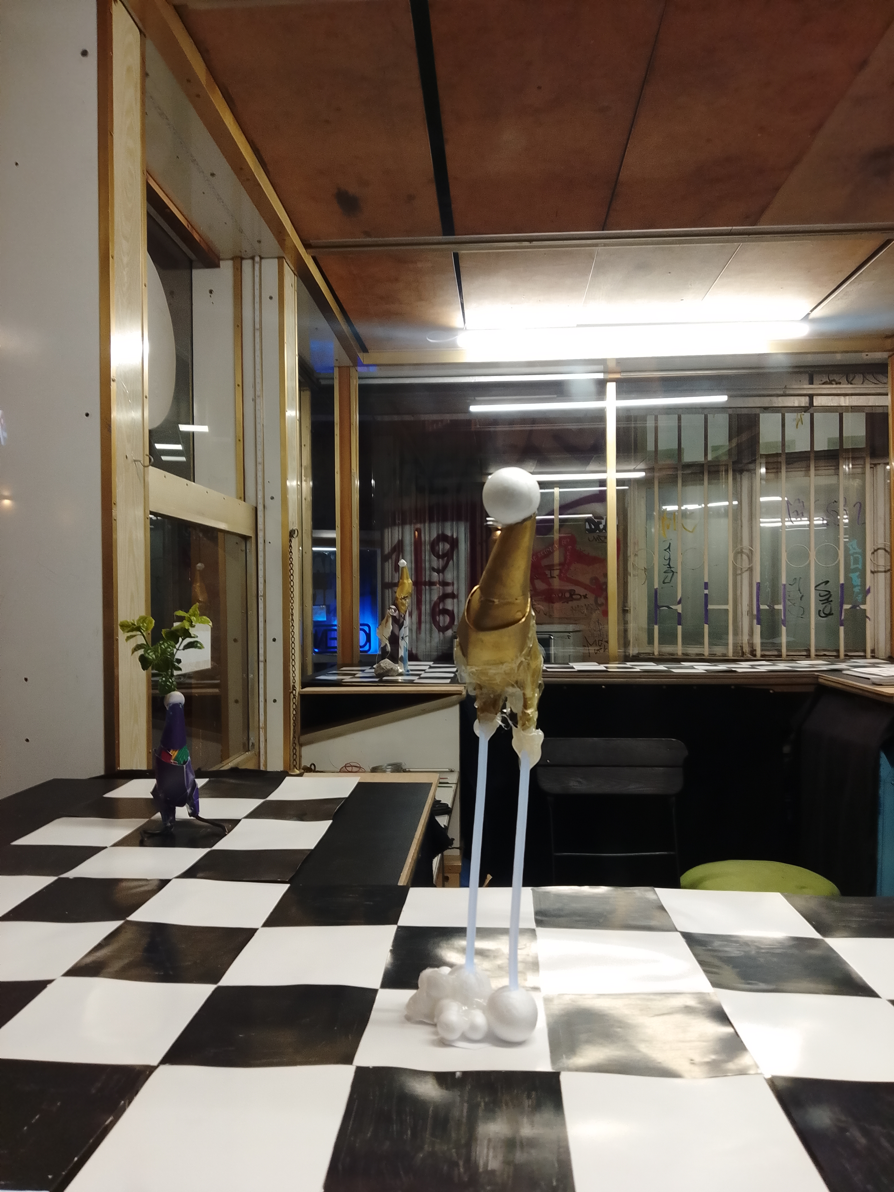 „Warum stehst du immer noch dort?“ „Weil sonst alles kippt.“ „Niemand hat dich gebeten, das Gleichgewicht zu halten.“ „Ich weiß. Aber jemand muss es ja tun.“