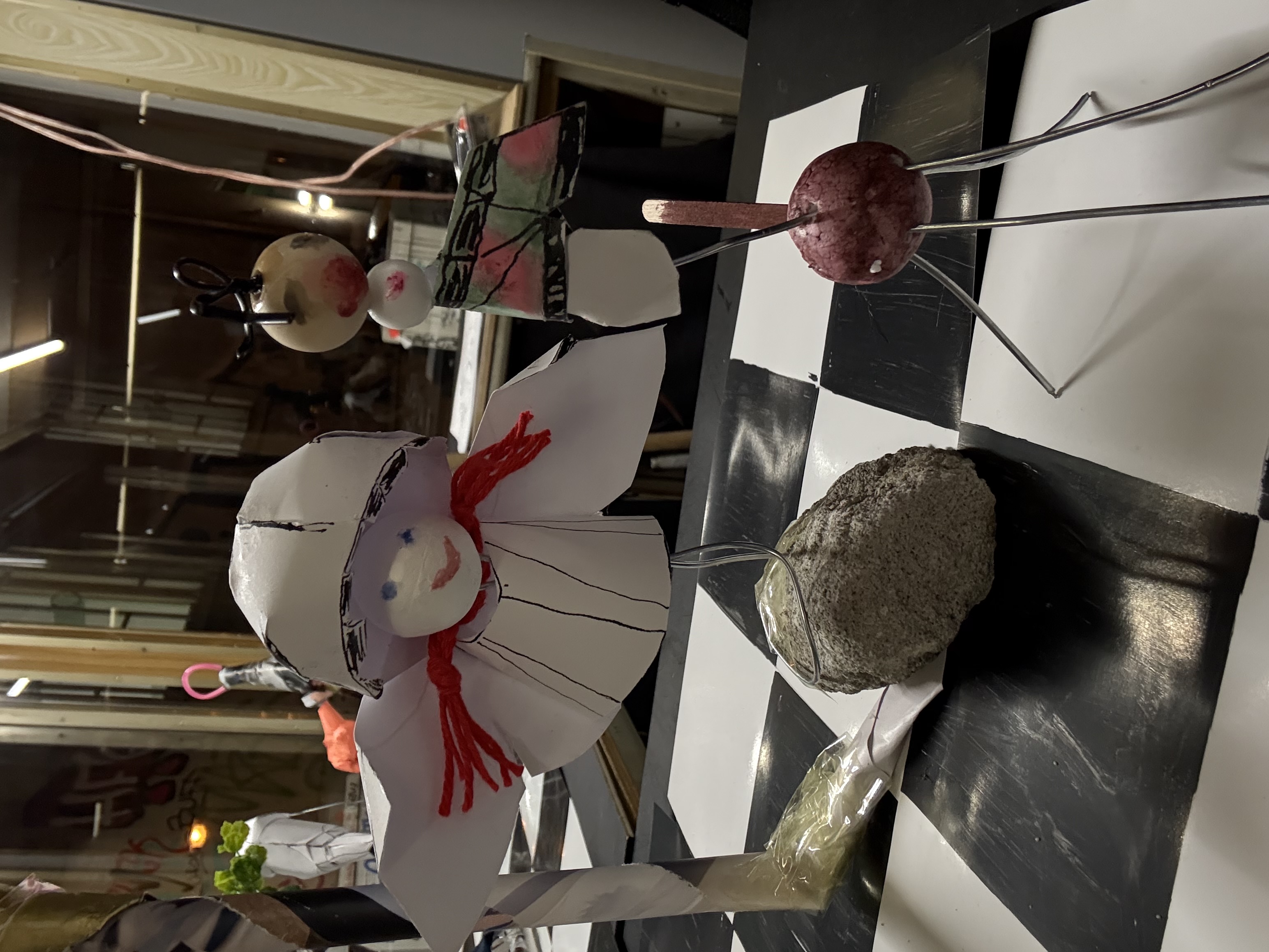 Ein Rentier tanzt Tango. Ein Engel landet auf dem Stein. Er bringt Glück und Liebe . 